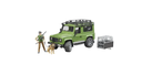 Masina de teren Land Rover Defender station wagon cu padurar si caine